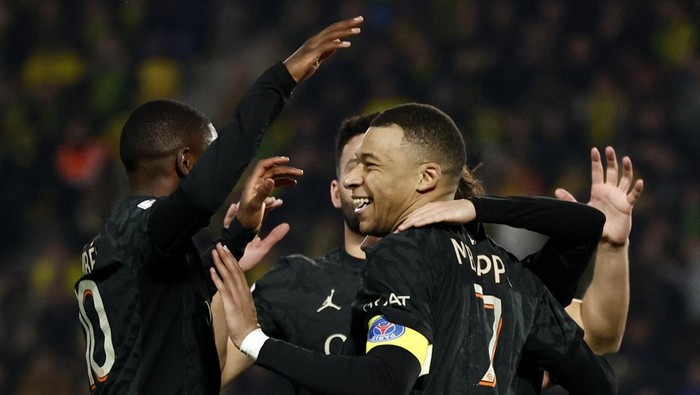 Soccer Football - Ligue 1 - Nantes v Paris St Germain - The Stade de la Beaujoire - Louis Fonteneau, Nantes, France - February 17, 2024 Paris St Germains Kylian Mbappe celebrates scoring their second goal with Ousmane Dembele REUTERS/Stephane Mahe