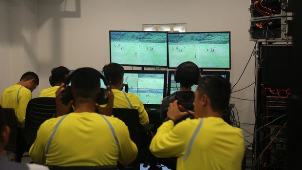 PT Liga Indonesia Baru (LIB) dan PSSI melakukan uji coba penggunaan Video Assistant Referee (VAR) dalam laga sekolah sepakbola (SSB).Bertempat di Lapangan JSI, Resort, Megamendung, Bogor, Sabtu (17/2), delapan kamera dipasang di sejumlah titik lapangan. Persiapannya terus dimatangkan sebelum VAR hadir di babak Championship Series Liga 1 2023/24.