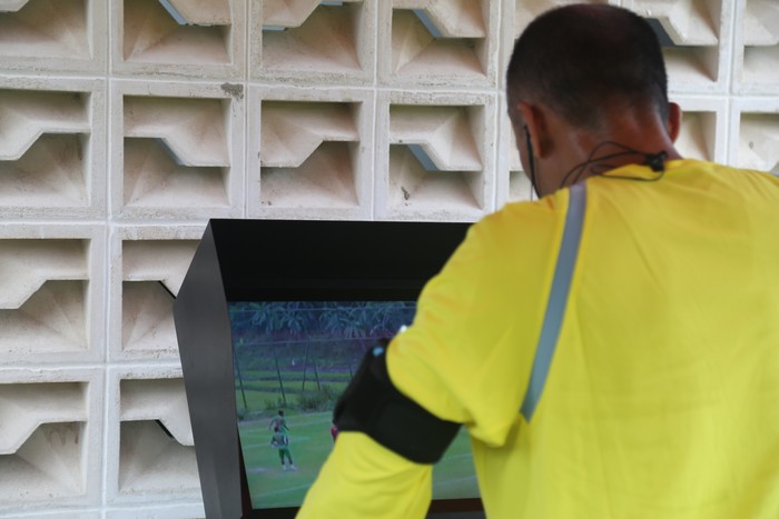 PT Liga Indonesia Baru (LIB) dan PSSI melakukan uji coba penggunaan Video Assistant Referee (VAR) dalam laga sekolah sepakbola (SSB).

Bertempat di Lapangan JSI, Resort, Megamendung, Bogor, Sabtu (17/2), delapan kamera dipasang di sejumlah titik lapangan. Persiapannya terus dimatangkan sebelum VAR hadir di babak Championship Series Liga 1 2023/24.