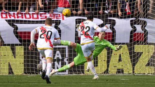 MADRID, SPAIN - FEBRUARY 18: Raul de Tomas of Rayo Vallecano scores the team's first goal from penalty spot during the LaLiga EA Sports match between Rayo Vallecano and Real Madrid CF at Estadio de Vallecas on February 18, 2024 in Madrid, Spain. (Photo by Angel Martinez/Getty Images)