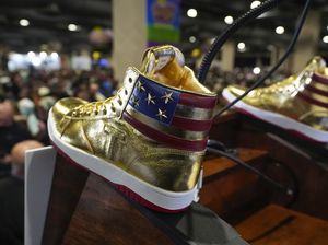 Donald Trump Kini Jualan Sepatu, Harganya Tembus Segini Donald Trump Kini Jualan Sepatu, Harganya Tembus Segini