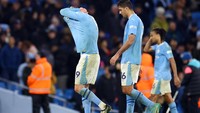 Haaland tampak sungguh kecewa dengan penampilannya. Apalagi Man City akhirnya ditahan imbang 1-1 di kandang sendiri oleh Chelsea. Foto: REUTERS/CARL RECINE