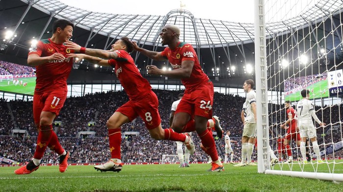 Soccer Football - Premier League - Tottenham Hotspur v Wolverhampton Wanderers - Tottenham Hotspur Stadium, London, Britain - February 17, 2024 Wolverhampton Wanderers Joao Gomes celebrates scoring their first goal with Hwang Hee-chan and Toti REUTERS/David Klein NO USE WITH UNAUTHORIZED AUDIO, VIDEO, DATA, FIXTURE LISTS, CLUB/LEAGUE LOGOS OR LIVE SERVICES. ONLINE IN-MATCH USE LIMITED TO 45 IMAGES, NO VIDEO EMULATION. NO USE IN BETTING, GAMES OR SINGLE CLUB/LEAGUE/PLAYER PUBLICATIONS.