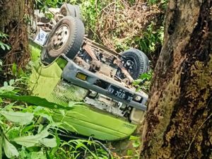 Tak Kuat Nanjak, Truk Pasir di Karangasem Terguling ke Sungai