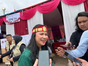 Berpakaian Khas Adat Batak, Warga Tangsel Nyoblos Sebelum ke Gereja