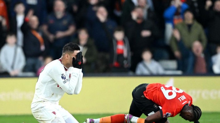LUTON, ENGLAND - FEBRUARY 18: Casemiro of Manchester United reacts after being shown a yellow card for fouling Amarii Bell of Luton Town during the Premier League match between Luton Town and Manchester United at Kenilworth Road on February 18, 2024 in Luton, England. (Photo by Shaun Botterill/Getty Images)