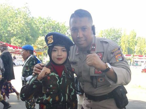 Aiptu Mahsin bersama Polisi Cilik Polres Dompu.