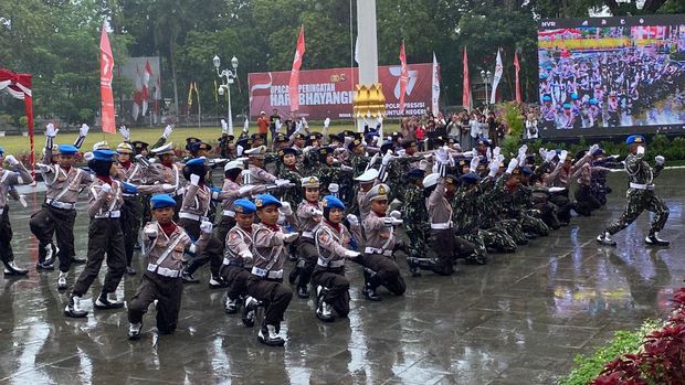 Aiptu Mahsin melatik anak-anak baris-berbaris melalui program Polisi Cilik Polres Dompu