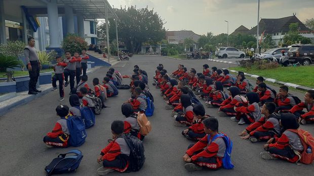 Aiptu Mahsin melatik anak-anak baris-berbaris melalui program Polisi Cilik Polres Dompu
