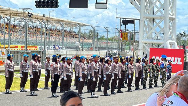 Aiptu Mahsin melatik anak-anak baris-berbaris melalui program Polisi Cilik Polres Dompu