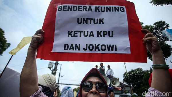 Aksi Bawa Bendera Kuning untuk Jokowi dan KPU