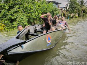 Banjir Luapan Kali Lamong di Gresik Jadi Arena Main Anak-anak