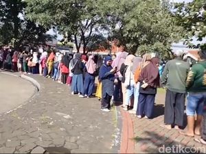 Warga di Sumedang Antre Panjang demi Beras Murah