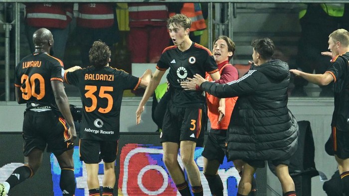 FROSINONE, ITALY - FEBRUARY 18: Dean Huijsen of AS Roma celebrates with his teammates after scoring opening goal during the Serie A TIM match between Frosinone Calcio and AS Roma - Serie A TIM  at Stadio Benito Stirpe on February 18, 2024 in Frosinone, Italy. (Photo by Giuseppe Bellini/Getty Images)