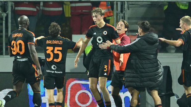 FROSINONE, ITALY - FEBRUARY 18: Dean Huijsen of AS Roma celebrates with his teammates after scoring opening goal during the Serie A TIM match between Frosinone Calcio and AS Roma - Serie A TIM  at Stadio Benito Stirpe on February 18, 2024 in Frosinone, Italy. (Photo by Giuseppe Bellini/Getty Images)
