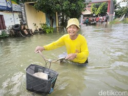 Derita Warga di Gresik, Langganan Banjir Selama 30 Tahun