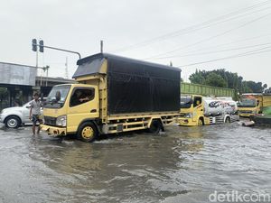 Jalan Letda Sudjono Medan Terendam Banjir, Ratusan Kendaraan Terjebak Macet