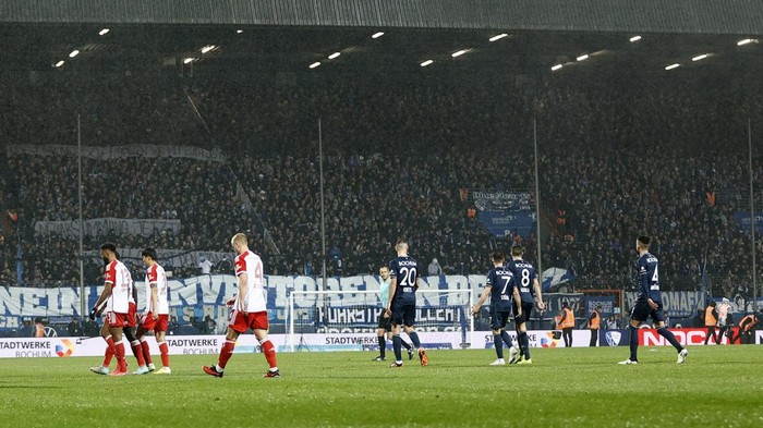 Soccer Football - Bundesliga - VfL Bochum v Bayern Munich - Ruhrstadion, Bochum, Germany - February 18, 2024 The players walk off the pitch after the game is interrupted REUTERS/Leon Kuegeler DFL REGULATIONS PROHIBIT ANY USE OF PHOTOGRAPHS AS IMAGE SEQUENCES AND/OR QUASI-VIDEO.