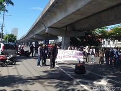 Kantor KPU Sulsel Digeruduk Massa, Tuntut Ketua Komisioner di Makassar Mundur