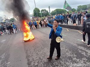 Saling Dorong-Bakar Ban Warnai Demo Mahasiswa di Banyumas