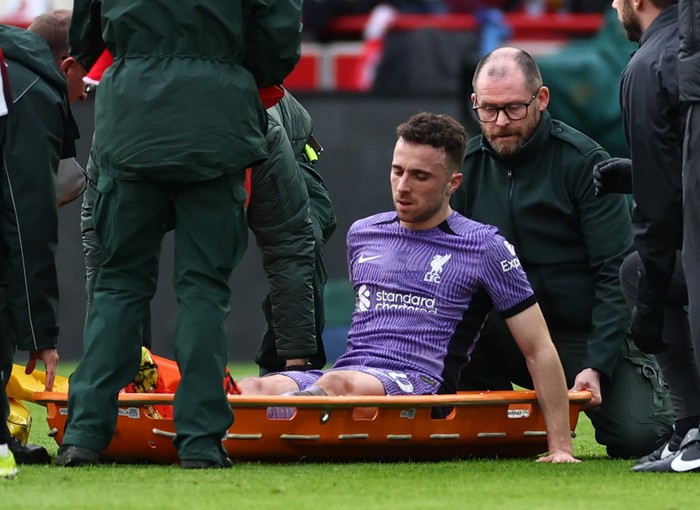 Diogo Jota Soccer Football - Premier League - Brentford v Liverpool - Brentford Community Stadium, London, Britain - February 17, 2024 Liverpool's Diogo Jota is placed on a stretcher after sustaining an injury Action Images via Reuters/Andrew Boyers NO USE WITH UNAUTHORIZED AUDIO, VIDEO, DATA, FIXTURE LISTS, CLUB/LEAGUE LOGOS OR 'LIVE' SERVICES. ONLINE IN-MATCH USE LIMITED TO 45 IMAGES, NO VIDEO EMULATION. NO USE IN BETTING, GAMES OR SINGLE CLUB/LEAGUE/PLAYER PUBLICATIONS.