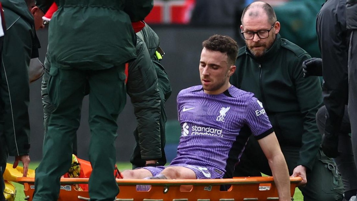 Diogo Jota tak bisa melanjutkan permainan saat menghadapi Brentford. Foto: Action Images via Reuters/ANDREW BOYERS