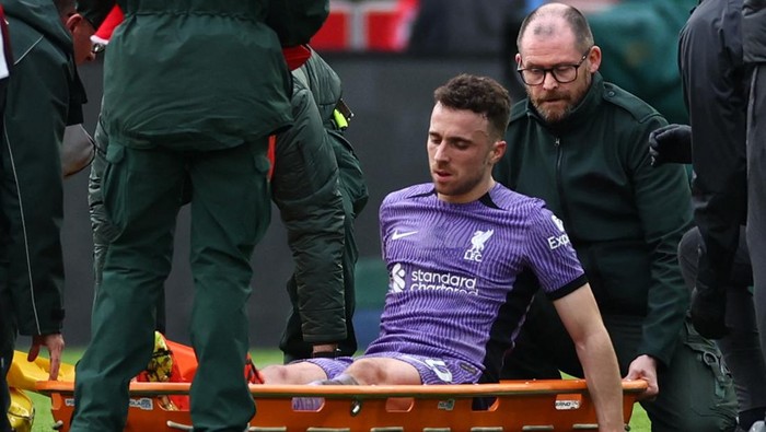 Soccer Football - Premier League - Brentford v Liverpool - Brentford Community Stadium, London, Britain - February 17, 2024 Liverpool's Diogo Jota is placed on a stretcher after sustaining an injury Action Images via Reuters/Andrew Boyers NO USE WITH UNAUTHORIZED AUDIO, VIDEO, DATA, FIXTURE LISTS, CLUB/LEAGUE LOGOS OR 'LIVE' SERVICES. ONLINE IN-MATCH USE LIMITED TO 45 IMAGES, NO VIDEO EMULATION. NO USE IN BETTING, GAMES OR SINGLE CLUB/LEAGUE/PLAYER PUBLICATIONS.
