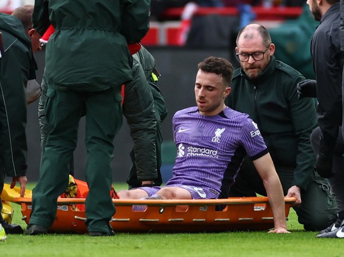 Soccer Football - Premier League - Brentford v Liverpool - Brentford Community Stadium, London, Britain - February 17, 2024 Liverpool's Diogo Jota is placed on a stretcher after sustaining an injury Action Images via Reuters/Andrew Boyers NO USE WITH UNAUTHORIZED AUDIO, VIDEO, DATA, FIXTURE LISTS, CLUB/LEAGUE LOGOS OR 'LIVE' SERVICES. ONLINE IN-MATCH USE LIMITED TO 45 IMAGES, NO VIDEO EMULATION. NO USE IN BETTING, GAMES OR SINGLE CLUB/LEAGUE/PLAYER PUBLICATIONS.