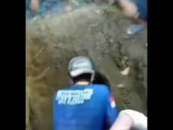 Momen Warga di Donggala Bongkar Makam Keluarga di Lahan Milik Caleg