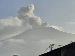 Gunung Marapi Erupsi 2 Kali Pagi Ini Gunung Marapi Erupsi 2 Kali Pagi Ini