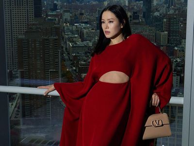 8 Gaya Badass Son Ye Jin di Campaign Valentino, Otot Perut Terekspos