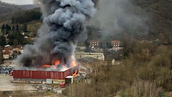 Gudang Penyimpanan 900 Ton Daur Ulang Baterai Lithium di Prancis Terbakar