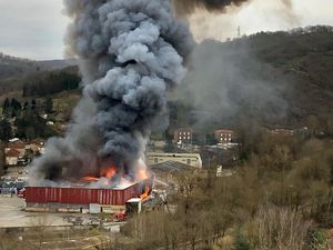 Gudang Penyimpanan 900 Ton Daur Ulang Baterai Lithium di Prancis Terbakar