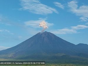 Gunung Semeru Erupsi Tiga Kali dalam Enam Jam