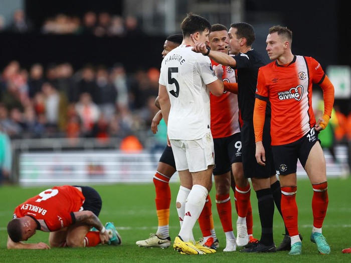 Soccer Football - Premier League - Luton Town v Manchester United - Kenilworth Road, Luton, Britain - February 18, 2024 Referee David Coote remonstrates to Manchester Uniteds Harry Maguire REUTERS/Hannah Mckay NO USE WITH UNAUTHORIZED AUDIO, VIDEO, DATA, FIXTURE LISTS, CLUB/LEAGUE LOGOS OR LIVE SERVICES. ONLINE IN-MATCH USE LIMITED TO 45 IMAGES, NO VIDEO EMULATION. NO USE IN BETTING, GAMES OR SINGLE CLUB/LEAGUE/PLAYER PUBLICATIONS.