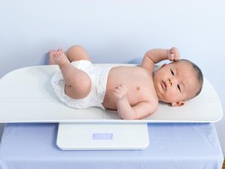 Benarkah Bayi Kerap Mengucek Mata saat Mengantuk? Ini Kata Ahli