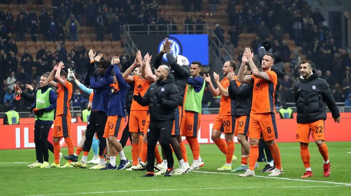 MILAN, ITALY - FEBRUARY 16: The players of FC Internazionale show appreciation to the fans at full-time following the teams victory in the Serie A TIM match between FC Internazionale and US Salernitana - Serie A TIM  at Stadio Giuseppe Meazza on February 16, 2024 in Milan, Italy. (Photo by Marco Luzzani/Getty Images)