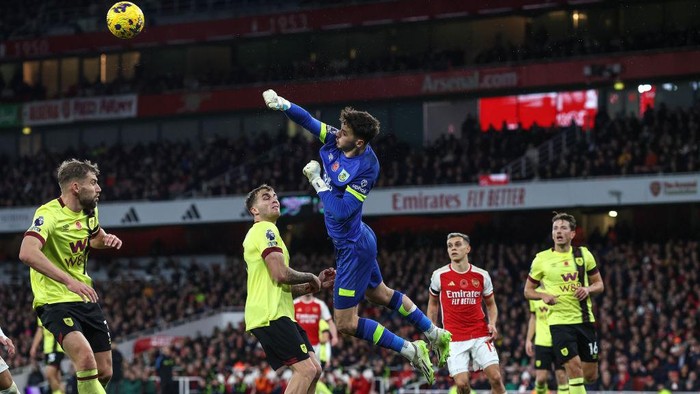 James Trafford LONDON, ENGLAND - NOVEMBER 11: Burnley goalkeeper James Trafford punches the ball clear during the Premier League match between Arsenal FC and Burnley FC at Emirates Stadium on November 11, 2023 in London, United Kingdom. (Photo by Charlotte Wilson/Offside/Offside via Getty Images)