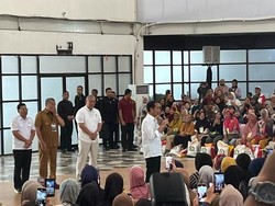Jokowi Bagikan Beras 10 Kg di Tangsel: Pemerintah Bantu Ringankan Beban