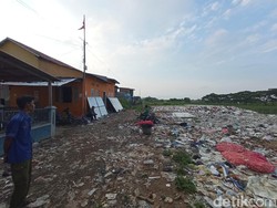 Menyusuri Kampung di Atas Timbunan Sampah di Pesisir Cirebon