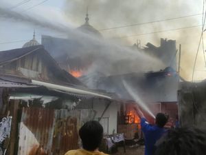 Toko Pakan Burung di Jambi Terbakar, 7 Mobil Pemadam Dikerahkan Toko Pakan Burung di Jambi Terbakar, 7 Mobil Pemadam Dikerahkan