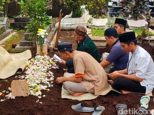 Haru Selimuti Pemakaman Mumuh dan Edwin, Anggota KPPS yang Wafat Haru Selimuti Pemakaman Mumuh dan Edwin, Anggota KPPS yang Wafat