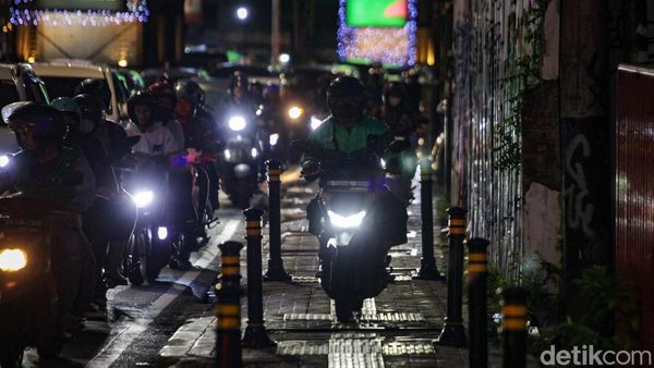 Lalin Macet, Pemotor Bajak Trotoar di Fatmawati