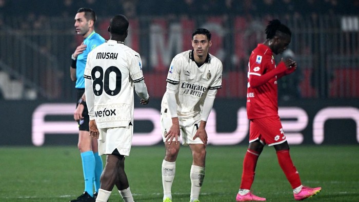 Soccer Football - Serie A - Monza v AC Milan - Stadio Brianteo, Monza, Italy - February 18, 2024 Monzas Warren Bondo celebrates after the match as AC Milans Tijjani Reijnders looks dejected REUTERS/Alberto Lingria