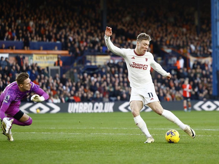 Soccer Football - Premier League - Luton Town v Manchester United - Kenilworth Road, Luton, Britain - February 18, 2024 Manchester United's Rasmus Hojlund scores their first goal Action Images via Reuters/Peter Cziborra NO USE WITH UNAUTHORIZED AUDIO, VIDEO, DATA, FIXTURE LISTS, CLUB/LEAGUE LOGOS OR 'LIVE' SERVICES. ONLINE IN-MATCH USE LIMITED TO 45 IMAGES, NO VIDEO EMULATION. NO USE IN BETTING, GAMES OR SINGLE CLUB/LEAGUE/PLAYER PUBLICATIONS.