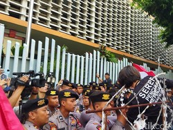 Massa di Depan Bawaslu Dorong Barikade, Polisi Imbau Tenang