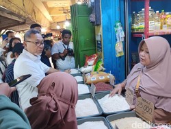 Zulhas Cek Stok Beras di Pasar Rawasari, Pedagang Teriak Harga Mahal
