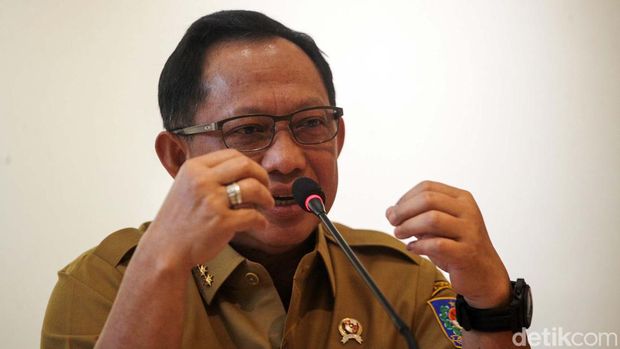 Kepala Staf Kepresidenan Moeldoko, Plt Menko Polhukam/Mendagri Tito Karnavian, Menkes Budi Gunadi Sadikin, Ketua KPU Hasyim Asy'ari, anggota Bawaslu Herwyn Malonda, dan Dirut BPJS Kesehatan Ali Ghufron Mukti menampilkan pemberitahuan  pers soal meninggalnya petugas KPPS di kantor Kemenkes, Jakarta, Senin (19/2/2024).