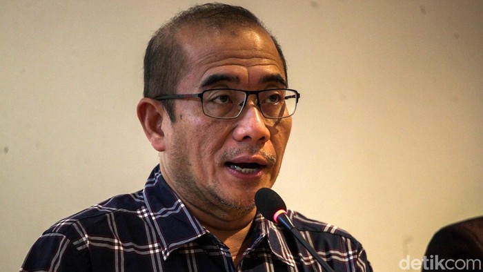 Kepala Staf Kepresidenan Moeldoko, Plt Menko Polhukam/Mendagri Tito Karnavian, Menkes Budi Gunadi Sadikin, Ketua KPU Hasyim Asyari, anggota Bawaslu Herwyn Malonda, dan Dirut BPJS Kesehatan Ali Ghufron Mukti menampilkan keterangan pers soal meninggalnya petugas KPPS di kantor Kemenkes, Jakarta, Senin (19/2/2024).