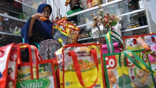 Menyulap Sampah Plastik Jadi Kerajinan Tas